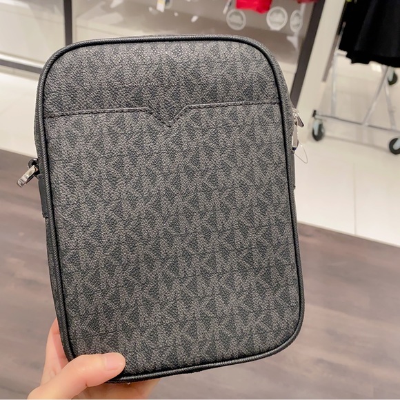 Michael Kors Jet Set Travel Flight Medium Logo Crossbody Bag in black signature - Picture 5 of 11